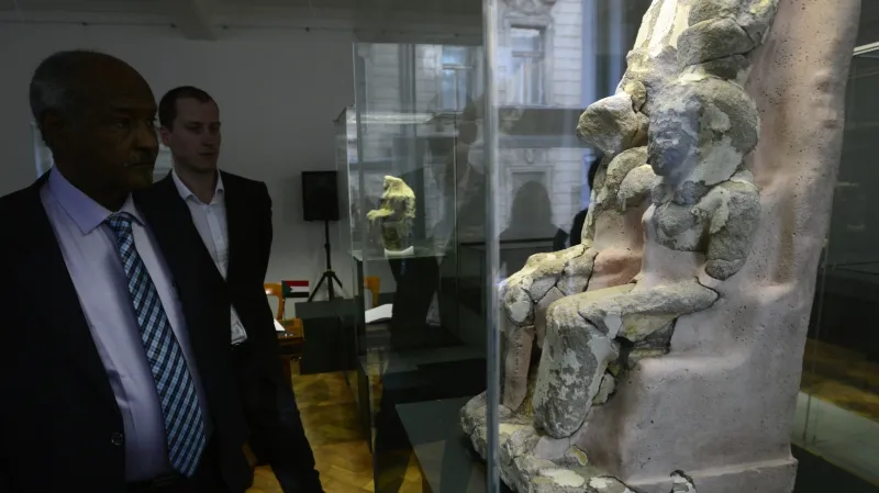 Sousoší boha Amona a bohyně Mut