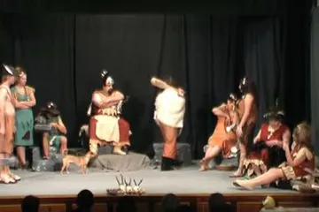 Ochotníci z Poběžovic sehráli v derniéře Dobu kamennou