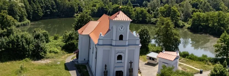 Skončila obnova šikmého kostela v Karviné. Září původními barvami
