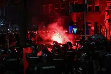 Desetitisíce lidí v Bělehradu protestovaly proti vládě, došlo ke střetům s policií