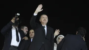 Turecký premiér se ženou po příletu do Turecka