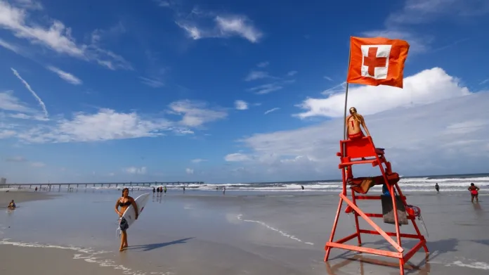 Dozvuky teprve sílící bouře si na pobřeží Floridy užívali hlavně surfaři