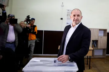 Odhady výsledku voleb v Bulharsku ukazují na vítězství strany exprezidenta Radeva