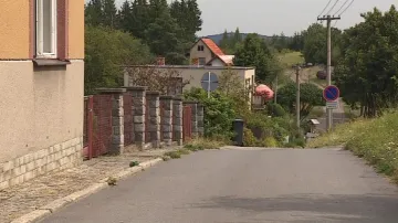 Úzkou silnicí do Lhoty velký autobus neprojede