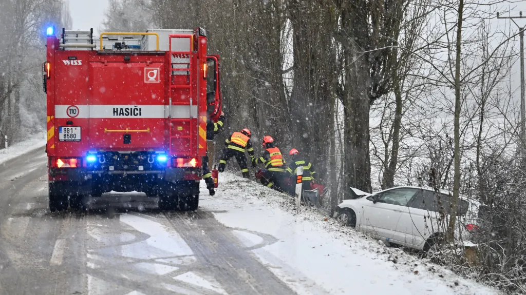 Hasiči zasahují u dopravní nehody mezi Lanžhotem a hraničním přechodem na Brodské