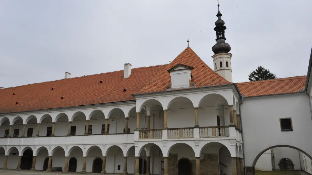 Zámek v Oslavanech byl léta opravený jen z poloviny