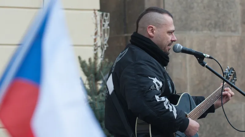 Zpěvák Tomáš Ortel na Hradčanském náměstí