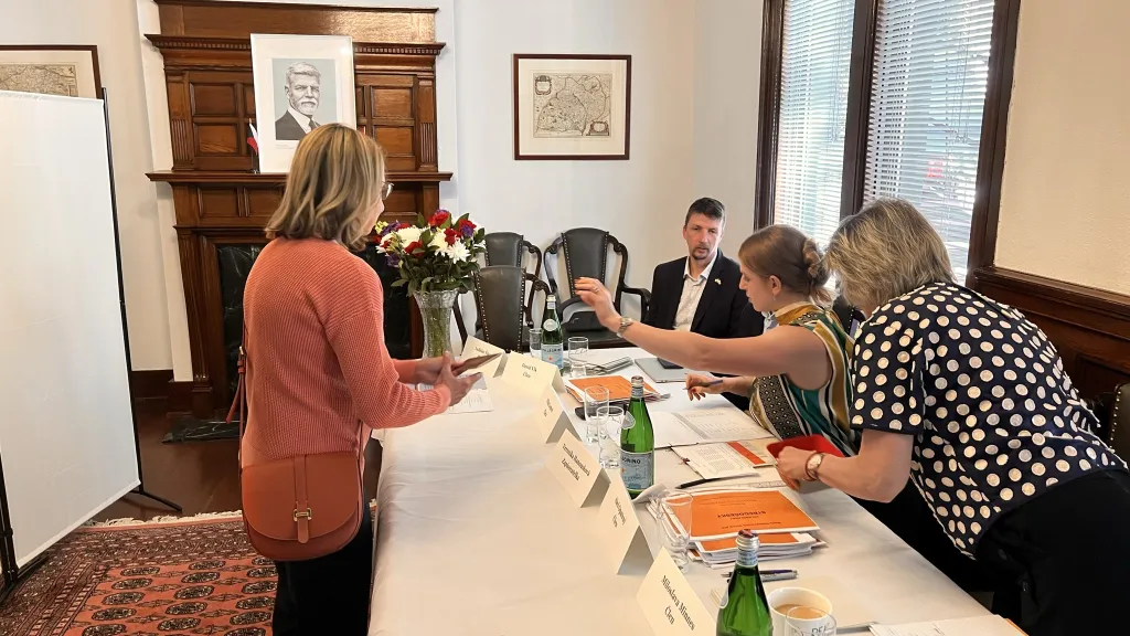 Hlasování ve volbách do Poslanecké sněmovny na českém velvyslanectví v Ottawě