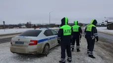 Ruští policisté hlídkují u silnice nedaleko místa dopadu letadla