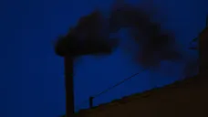 Černý kouř nad Sixtinskou kaplí