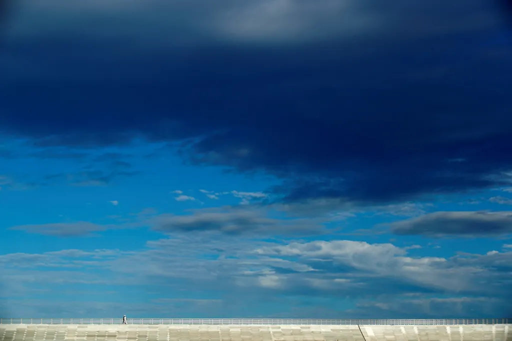 Muž prochází po zdi proti vlnám tsunami v zátoce Otsuchi v Japonsku