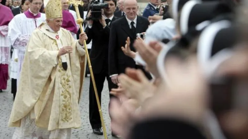 Papež se zdraví s věřícími