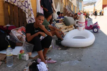Tisíce migrantů stále zůstávají ve španělské Ceutě