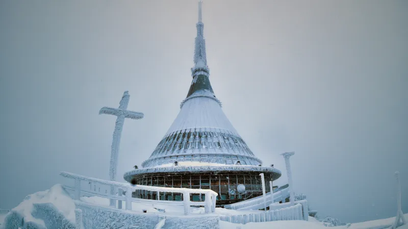 Hotel a vysílač Ještěd