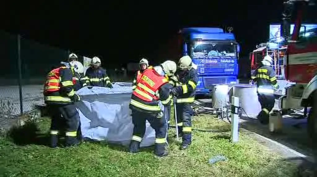 Hasiči likvidovali uniklou naftu