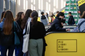 Chtěl problémů míň, ale má jich víc. Římský veletrh narazil s antifašismem