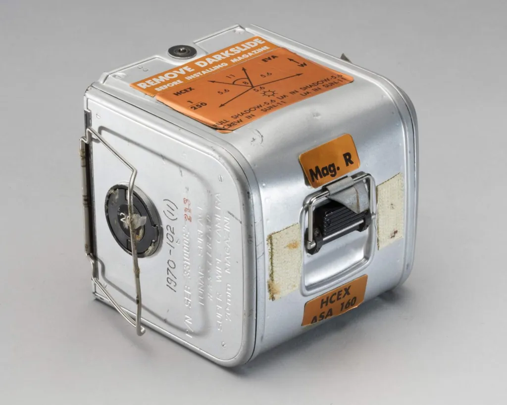 Uvnitř lunárního modulu „Eagle“ byl použit elektrický fotoaparát Hasselblad. Barevné snímky ukazují momenty zevnitř lunárního modulu během odpojení z řídicího modulu „Columbia“ a pokračují návratem posádky do kosmické lodi po jejím pobytu na měsíčním povrchu. Fotoaparát byl vybaven systémem proti přehřátí a odrazným systémem, který redukoval sluneční záření