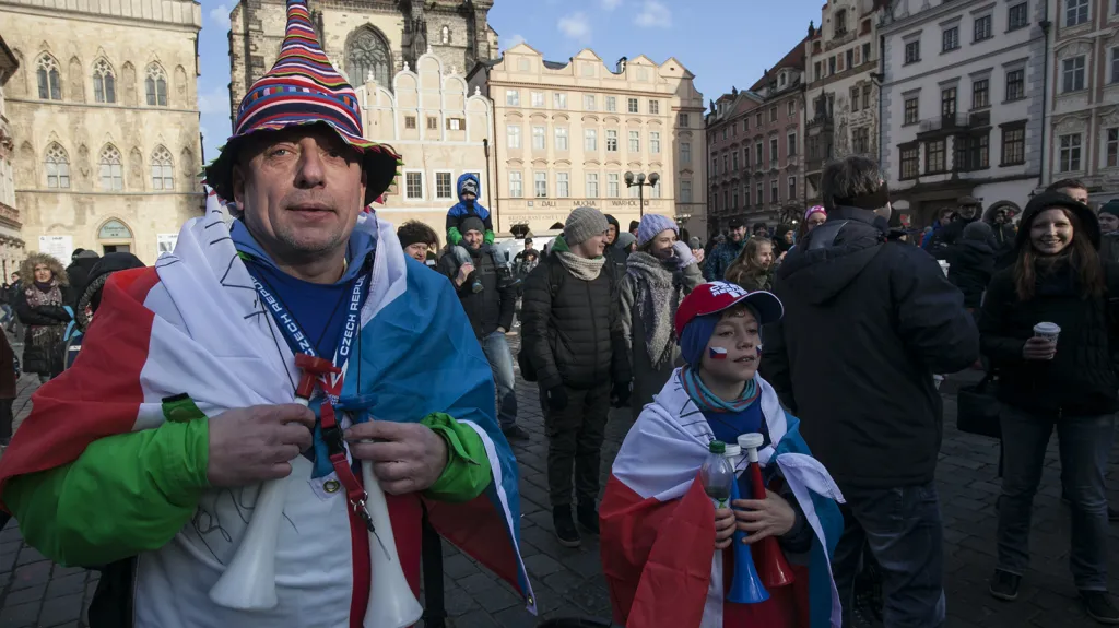 Na Staroměstském náměstí vítaly Ester Ledeckou a Martinu Sáblíkovou stovky lidí