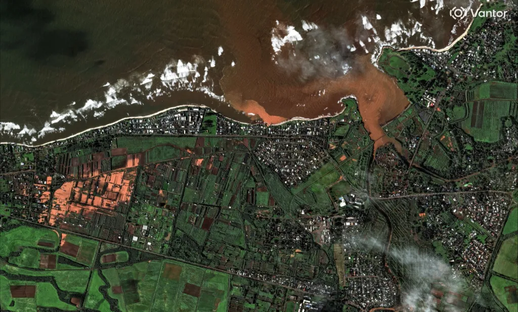 Satelitní snímky záplav na Havaji