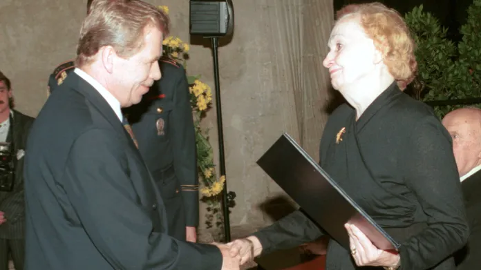 Prezident Václav Havel předává Olze Hrubé státní vyznamenání.