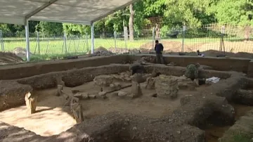 Obnažené základy tzv. desátého kostela v Mikulčicích