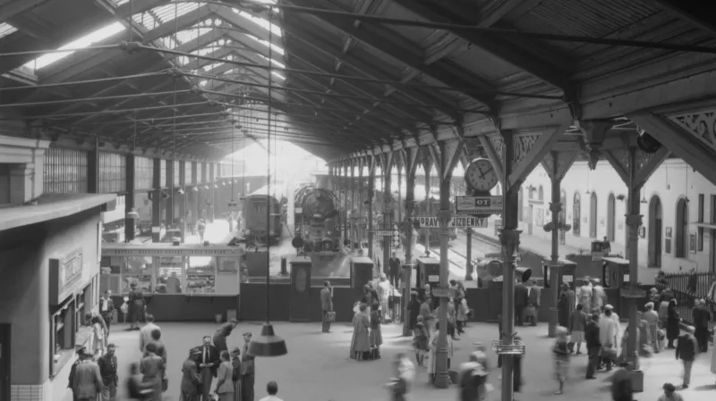 Meziválečná elektrizace nedosáhla na nejstarší pražské parostrojní nádraží, které komunisté v 50. letech přejmenovali z Masarykova na nádraží Praha-střed. Snímek z roku 1956 tak ještě zachycuje čistě parní provoz. V jeho středu je lokomotiva řady 475.1, která mohla přivést osobní vlak z Kladna nebo například Slaného