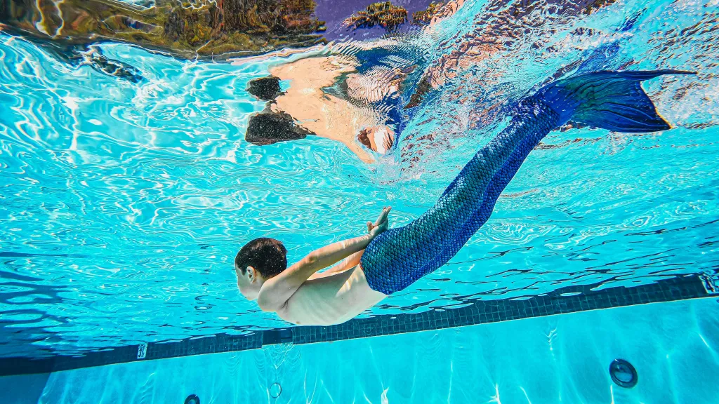 Mermaiding, plavání v kostýmním ocasu mořské panny