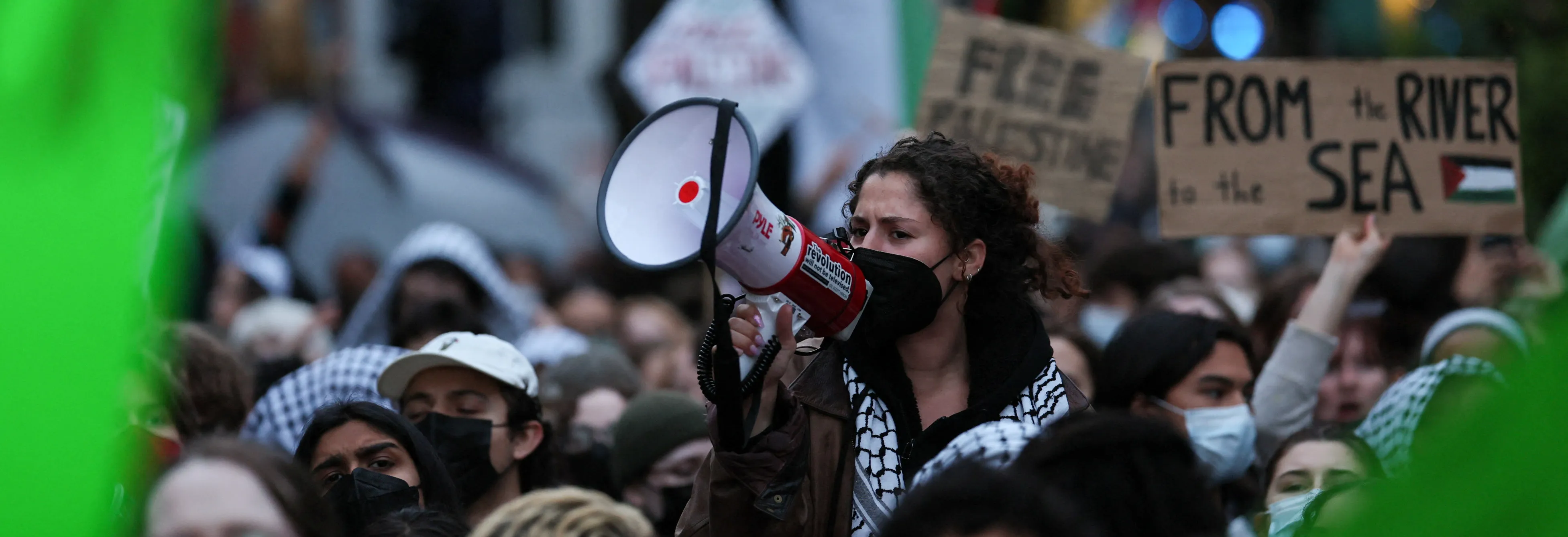 Univerzitami v USA zmítají propalestinské demonstrace. Zatčených je přes pět set