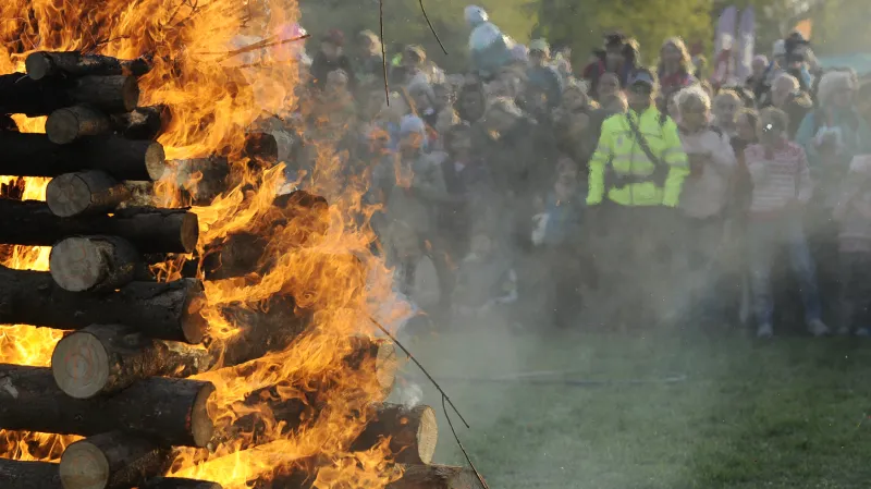 Pálení čarodějnic v pražském parku Ladronka