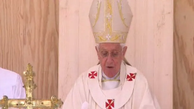 Papež Benedikt XVI. slouží mši před Invalidovnou v Paříži.