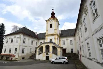 Do tří měsíců opustí umělecká škola zámek v Luhačovicích. Rod Serényiů se nedohodl s krajem