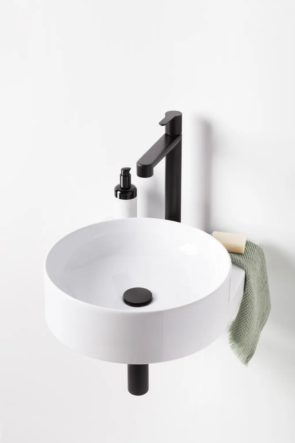 Zaujali i kolekcí koupelnového nábytku a umyvadel Yard pro RAVAK, kdy designéři zvládli elegantně vyřešit vizuální smog různých obalů a mýdel