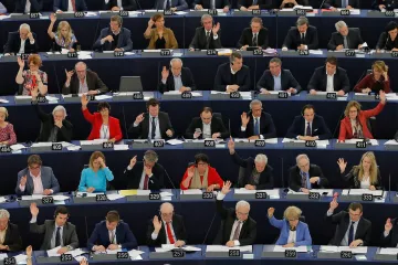 Od jednání k jednání a plat 175 tisíc čistého měsíčně aneb Jak žijí europoslanci?
