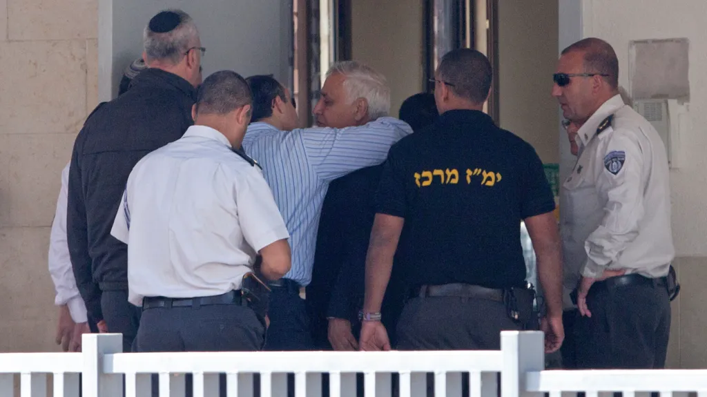 Moše Kacav se loučí se synem před nástupem do vězení