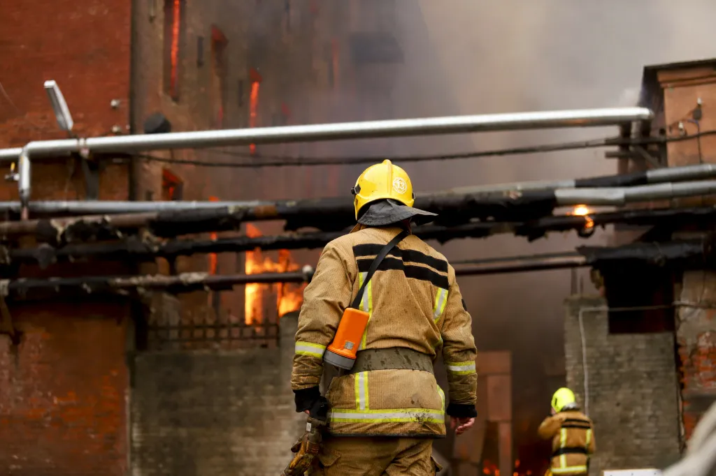 Velký požár textilní továrny v ruském Petrohradu se rozšířil na plochu deset tisíc metrů čtverečních