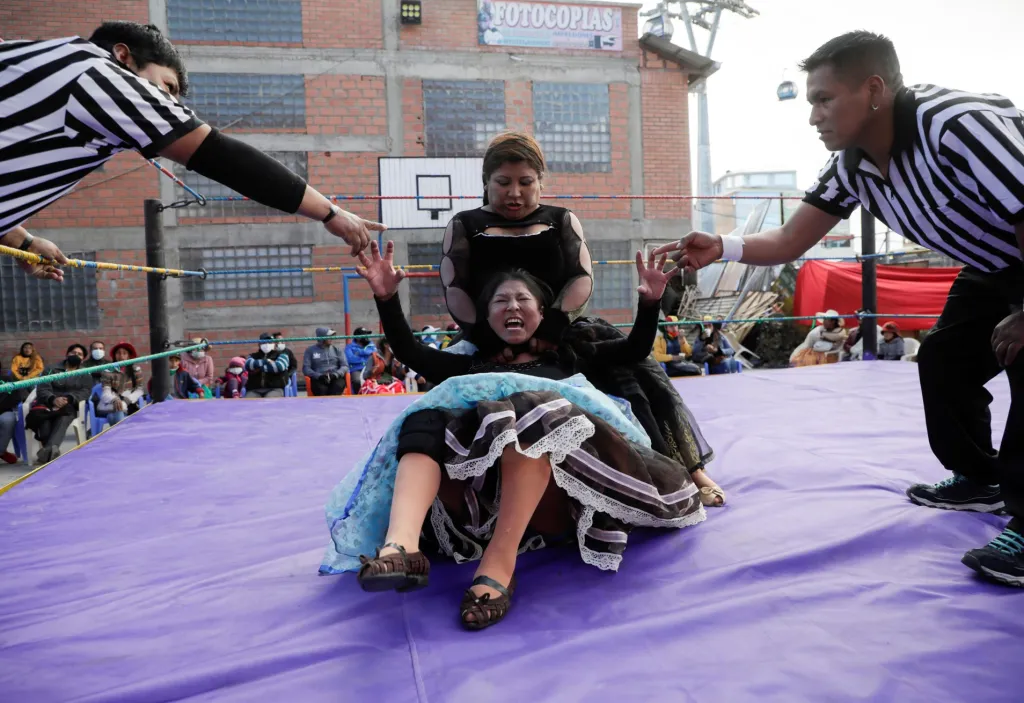 Bolivijské ženy, které se živí wrestlingem, se vrací po lockdownu zpět do zápasnického ringu