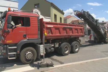 Do plynulosti dopravy ve Zlíně a Veselí zasáhly uzavírky. Tvoří se kolony