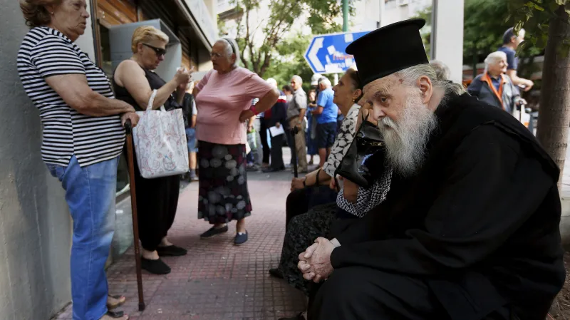 Řecko povolilo seniorům vybrat si z bank část jejich penzí