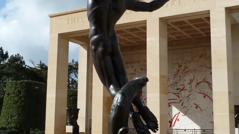 Bronzová socha Duch amerického mládí vystupující z vln