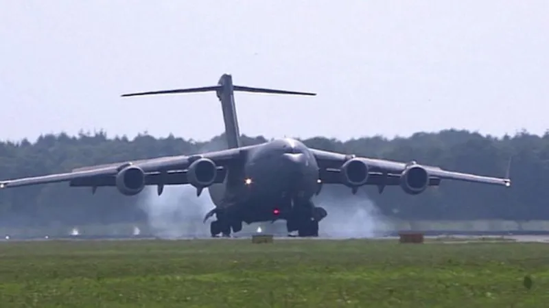 Munici přepravuje kanadské armádní letadlo