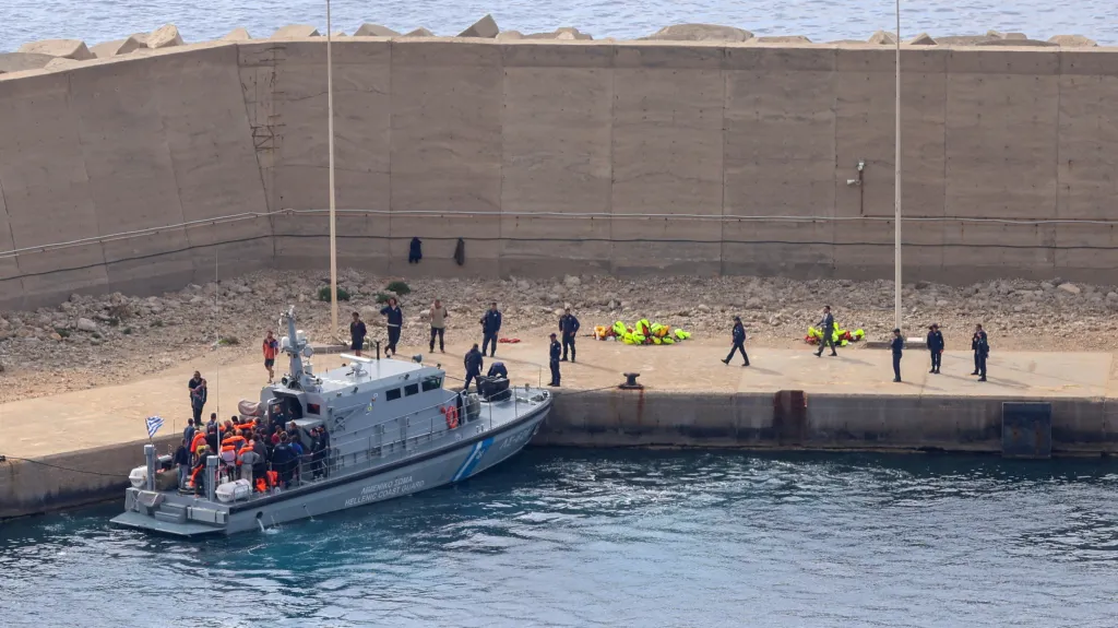 Plavidlo řecké pobřežní stráže převáží aktivisty z Global Sumud Flotilla, kterou izraelské námořnictvo zadrželo v mezinárodních vodách