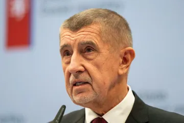 Na summit NATO chce jet premiér, prezident ke změně zvyklostí nevidí důvod