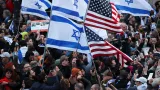 Lidé demonstrují na podporu Izraele před hlavním vchodem do kampusu Columbia University, kde pokračují studentské demonstrace na podporu Palestiny