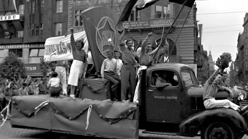 Sjezd Československého svazu mládeže, alegorický vůz „Komsomol – náš vzor“