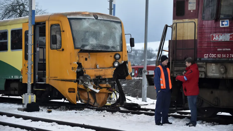 Vlaky se nesrážejí jen s auty a chodci. V prosinci se v Bylnici srazil osobní vlak s posunujícím dílem