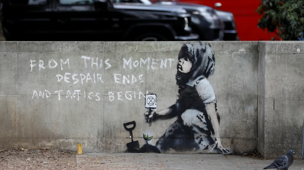 Graffiti, jehož autorem je zřejmě uznávaný umělec Banksy, se objevilo v Londýně během ekologických protestů