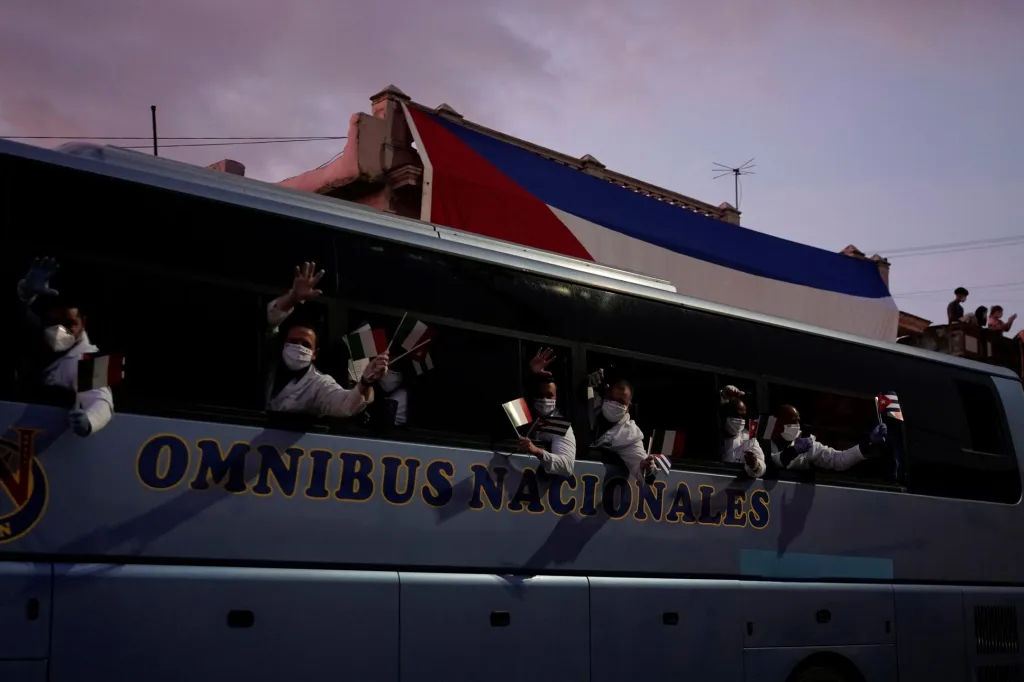 Historie lékařského internacionalismu na Kubě sahá desítky let zpět. V roce 1960 Kuba vyslala do Chile tým lékařů poté, co zemi zasáhlo ničivé zemětřesení. O tři roky později vyslala Havana zdravotnické pracovníky, aby pomohli nově nezávislému Alžírsku vybudovat vlastní zdravotnický systém