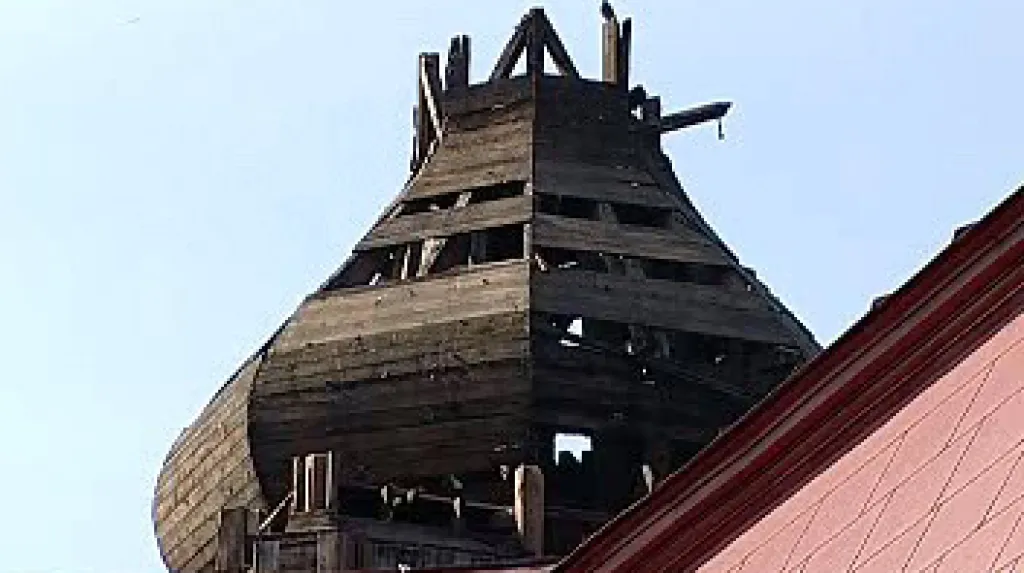 Poškozená věž kostela