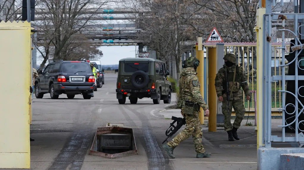 Ruští vojáci střeží vstup do Záporožské jaderné elektrárny