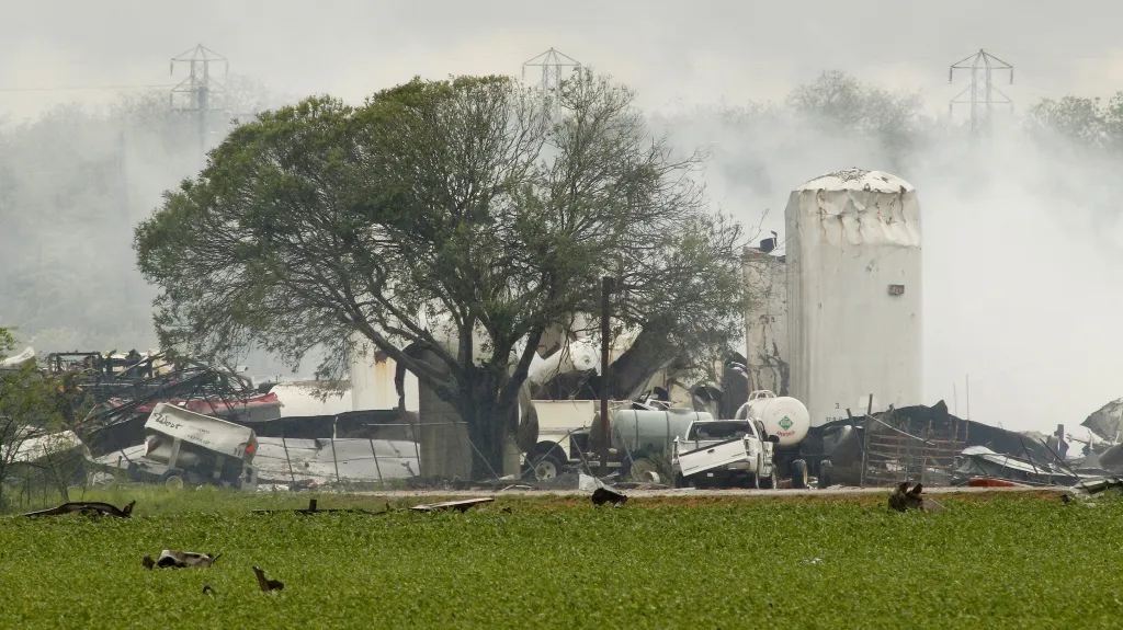 Výbuch továrny na hnojiva v texaském Westu